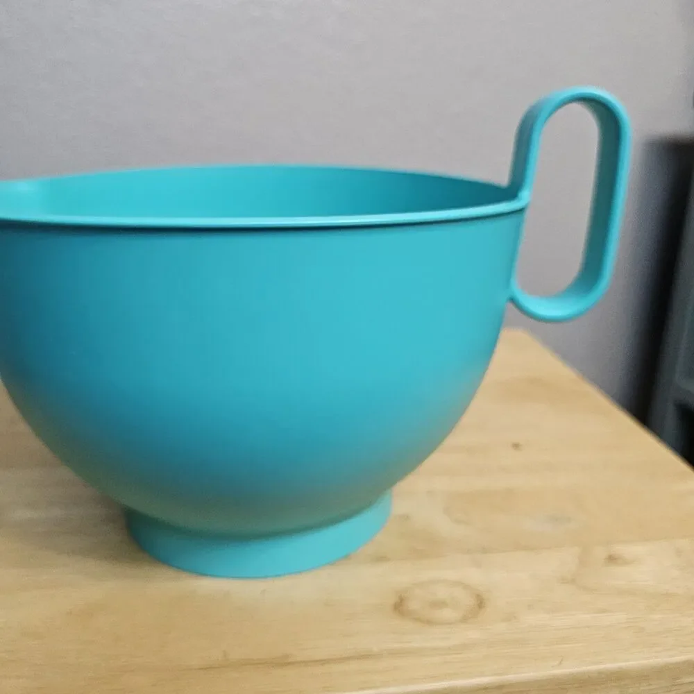 Pampered Chef Turquoise Plastic Mixing Bowl 9
